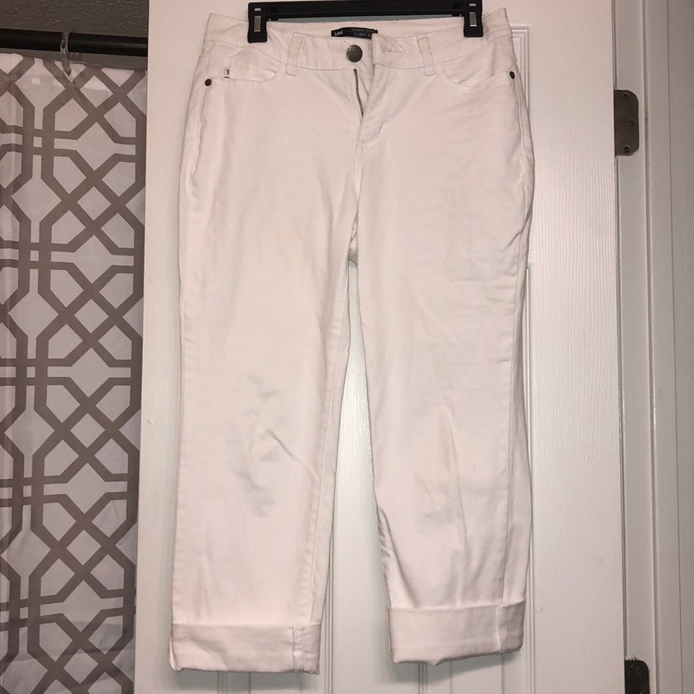 White capri jeans
